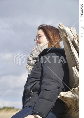 早春の北海道江差町の砂浜で遊ぶ30代女性のポートレートを撮影 111438235