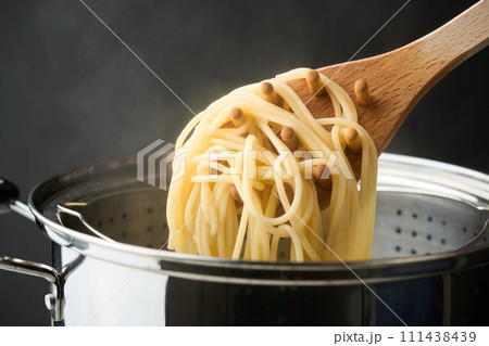 茹で上がったパスタを引き上げる 茹で上がったパスタを引き上げる 111438439