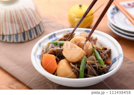 日本を代表する和食　肉じゃが 111438458