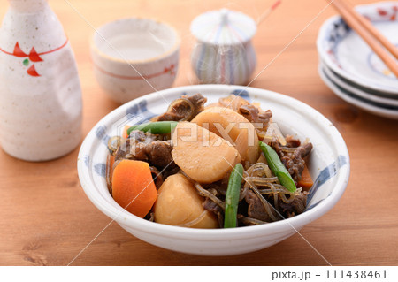 日本を代表する和食　肉じゃが 111438461