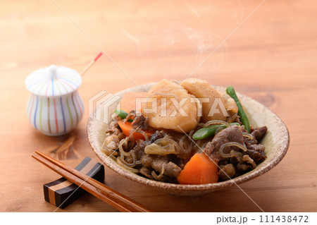 日本を代表する和食　肉じゃが 111438472