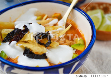 メキシコ料理のソパ・デ・トルティージャ(ソパ・アステカ) メキシコ料理のソパ・デ・トルティージャ(ソパ・アステカ) 111438807