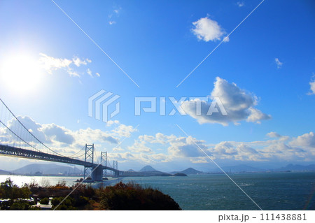 朝日がまぶしい瀬戸大橋と海 111438881