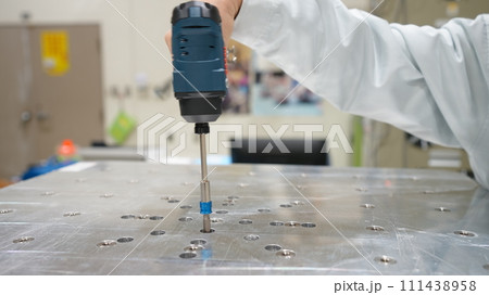 工場で点検をする作業員 111438958