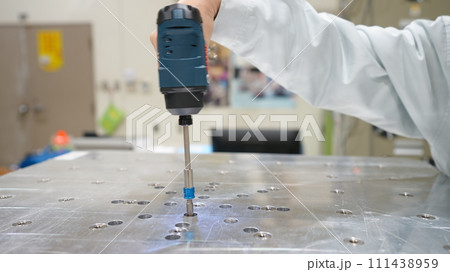 工場で点検をする作業員 111438959