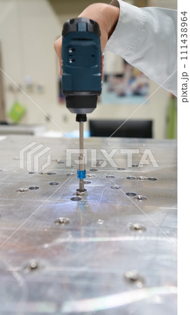 工場で点検をする作業員 111438964