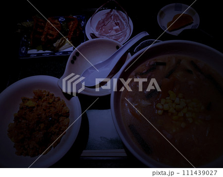 暗がりにあるラーメン定食のイメージ 111439027