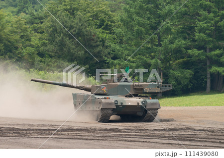 爆走する陸上自衛隊90式戦車 111439080