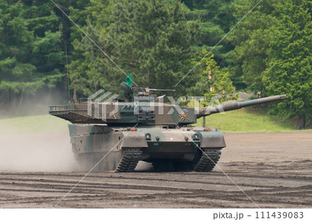 爆走する陸上自衛隊90式戦車 111439083