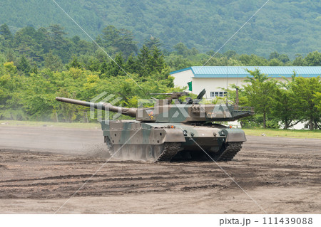 爆走する陸上自衛隊90式戦車 111439088