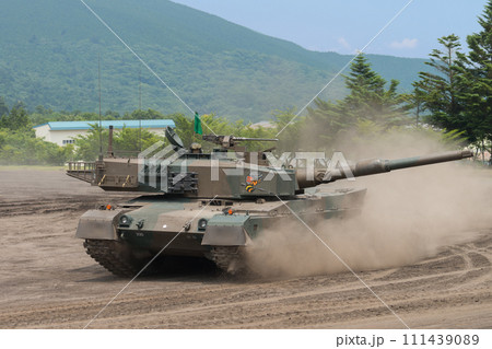 爆走する陸上自衛隊90式戦車 爆走する陸上自衛隊90式戦車 111439089