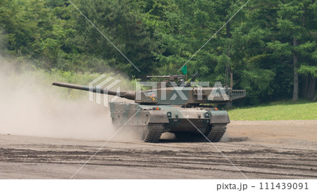 爆走する陸上自衛隊90式戦車 爆走する陸上自衛隊90式戦車 111439091