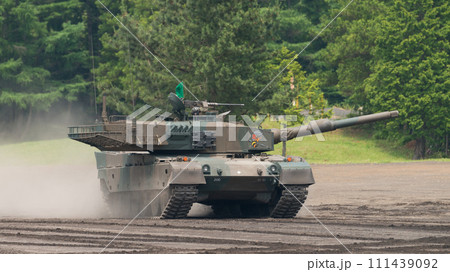 爆走する陸上自衛隊90式戦車 111439092