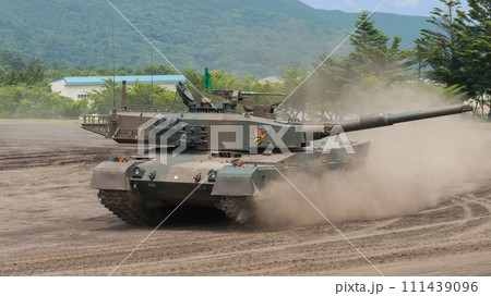 爆走する陸上自衛隊90式戦車 111439096