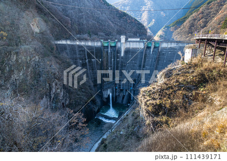 埼玉県秩父市の荒川にある重力式アーチダムの二瀬ダムの堤体 111439171