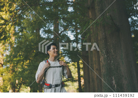 登山をする男性 登山をする男性 111439192