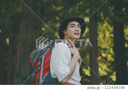 登山をする男性 111439196