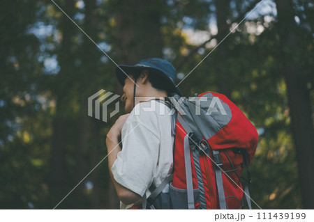 登山をする男性 登山をする男性 111439199