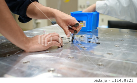 六角レンチを使って締め込む 111439223