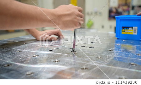 六角レンチを使って締め込む 六角レンチを使って締め込む 111439230