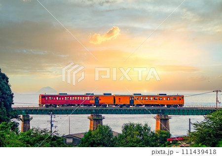 JR四国の予讃線海回りを駆ける「伊予灘ものがたり」 111439418