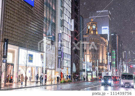 《東京都》雪景色の銀座・2024年2月5日東京の大雪 111439756