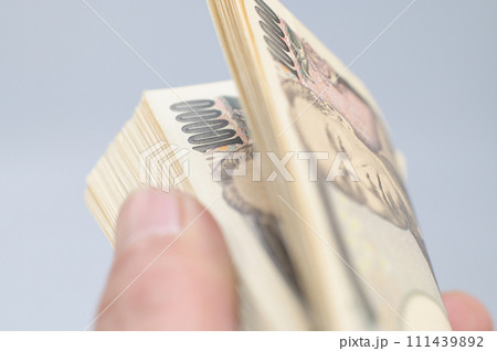 一万円札を数える指先 一万円札を数える指先 111439892