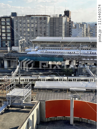 京都劇場から見た京都駅の新幹線N700A 111440374