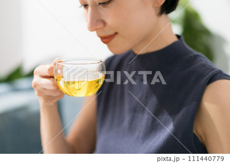 ハーブティーを飲む30代女性 111440779