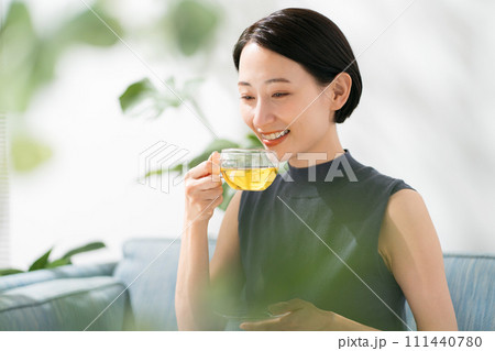 ハーブティーを飲む30代女性 111440780