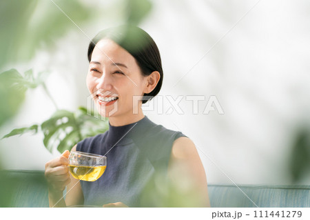 ハーブティーを飲む30代女性 ハーブティーを飲む30代女性 111441279
