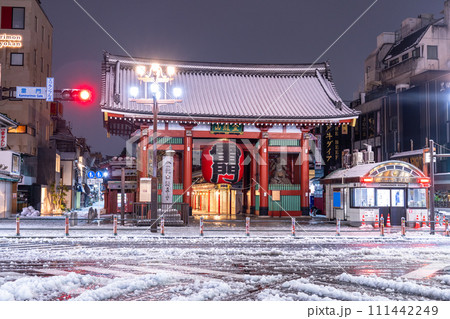 東京都》雪景色の浅草雷門・2024年2月5日東京の大雪の写真素材