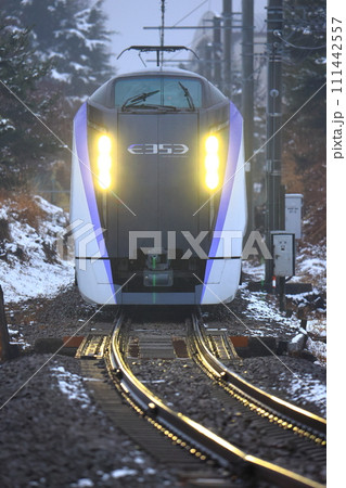 雪降る富士急行を行く富士回遊号 111442557