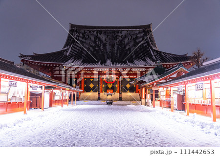 《東京都》雪景色の浅草寺・2024年2月5日東京の大雪 111442653