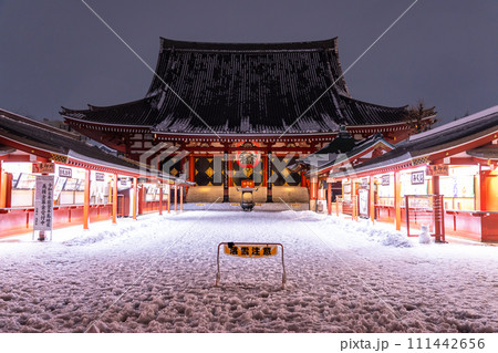 《東京都》雪景色の浅草寺・2024年2月5日東京の大雪 111442656