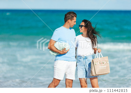 Young couple on white beach during summer vacation Young couple on white beach during summer vacation 111442815