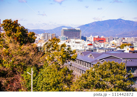 【京都風景】粟田神社からの平安神宮大鳥居の遠景 111442872