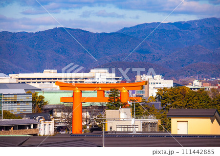 【京都風景】粟田神社からの平安神宮大鳥居の遠景 111442885