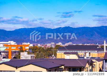 【京都風景】粟田神社からの平安神宮大鳥居の遠景 111442899