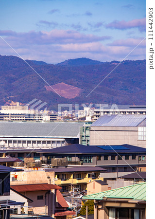 【京都風景】粟田神社からの平安神宮大鳥居の遠景 111442903