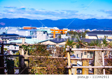 【京都風景】粟田神社からの平安神宮大鳥居の遠景 【京都風景】粟田神社からの平安神宮大鳥居の遠景 111442911