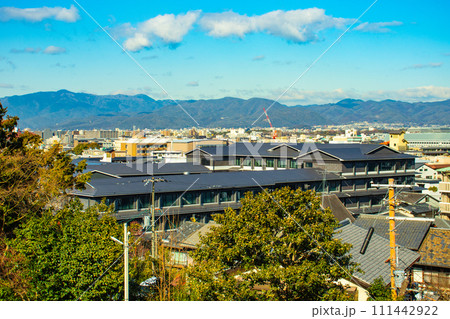 【京都風景】粟田神社からの平安神宮大鳥居の遠景 111442922