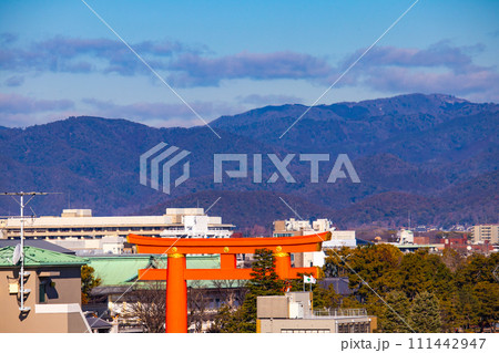 【京都風景】粟田神社からの平安神宮大鳥居の遠景 【京都風景】粟田神社からの平安神宮大鳥居の遠景 111442947