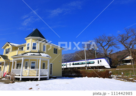 黄色い家と富士急行を行く富士回遊 111442985