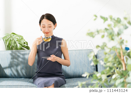 ハーブティーを飲む30代女性 111443124
