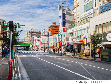 東京コリアタウン　新大久保のメインストリート 111443289
