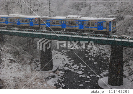 雪の舞う富士山麓を行く鉄道 雪の舞う富士山麓を行く鉄道 111443295