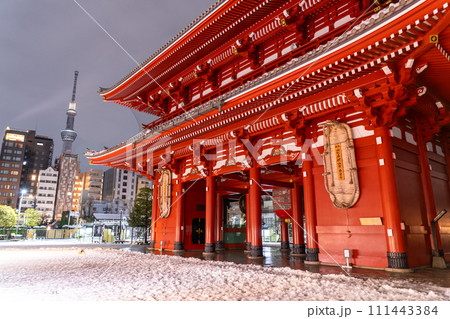 《東京都》雪景色の浅草・2024年2月5日東京の大雪 111443384