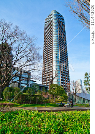 東京赤坂　檜町公園から観るパークコート赤坂檜町ザタワー　冬の風景 111443626