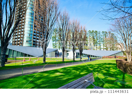 東京赤坂　檜町公園から観るパークコート赤坂檜町ザタワー　冬の風景 111443631